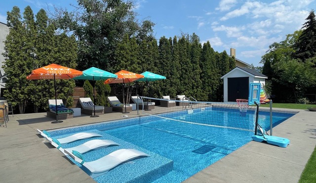 3BR Modern Kelowna Home w/Pool & Sandy Beach Access