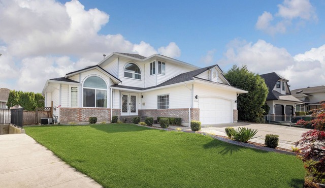3BR Spacious Home Close to Airport Sleeps 10