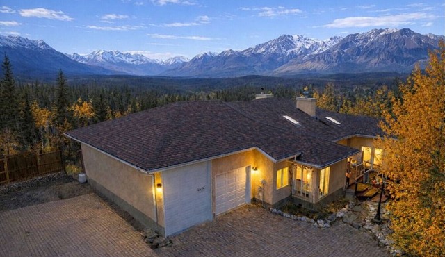 4,000 SF Luxury Home | 6-BR + 5-BA | 2-minute DRIVE to Jasper National Park