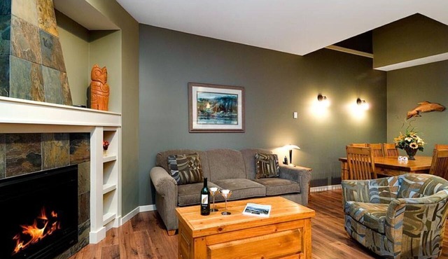 4-Bdrm Waterfront Townhome