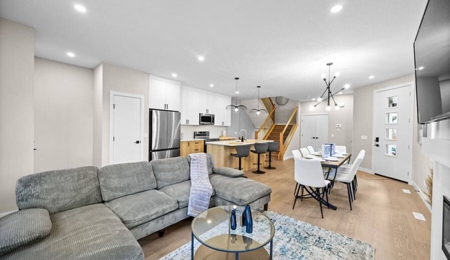 4BR | 3.5 Bath | Game Rm | Near Hospital | Garage