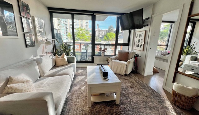 5 minute walk to BC Place | Stylish Apartment | Sleeps 3