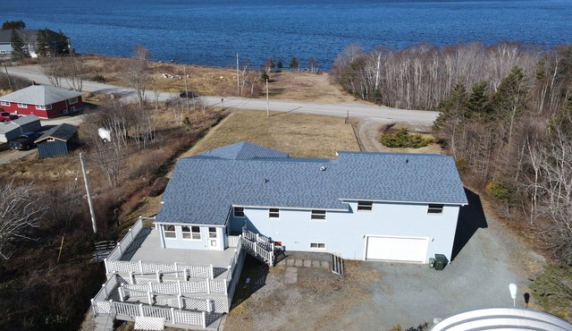 5 minutes to lighthouse sandbar beach! Views and access to harbour!