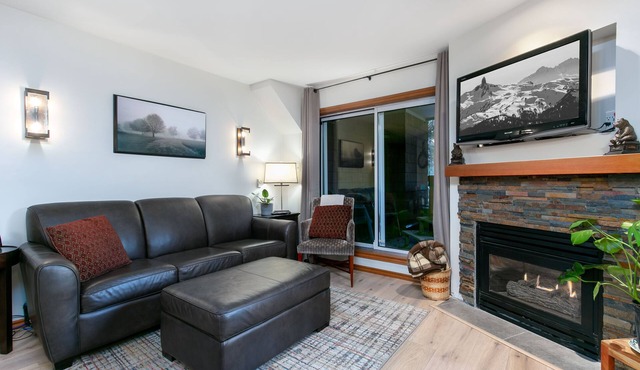 54 Glaciers Reach a 2br with hot tub & pool in Whistler Village