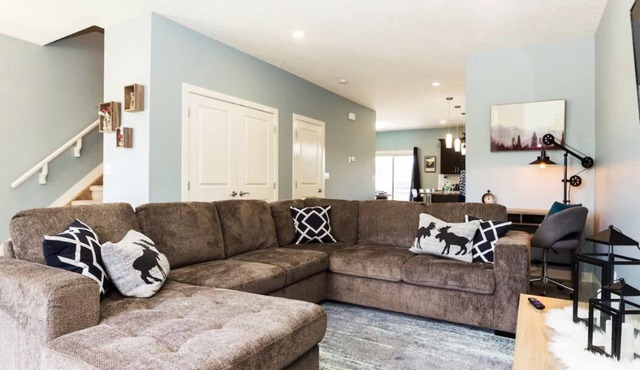 5BDRM Bright Modern Home-King Bed-Garage-Sleeps 12