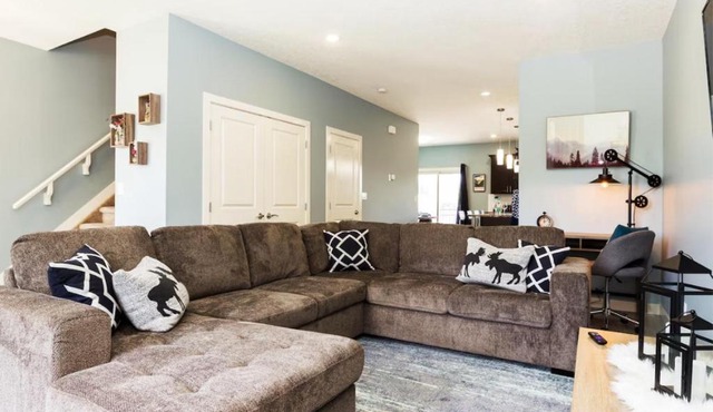 5BDRM Bright Modern Home-King Bed-Garage-Sleeps 12