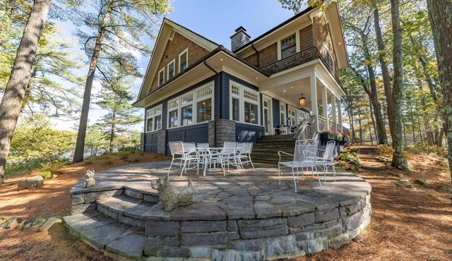 6bdrm, 5 bath island cottage with boathouse & bunkie accommodations! Sunsets!