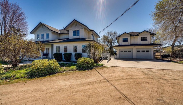 7-BDRM house on acreage suited for gatherings in Lake Country 2 blocks to beach
