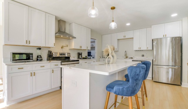 7 Mi to Dtwn Durham: Home w/Hot Tub & Game Room!