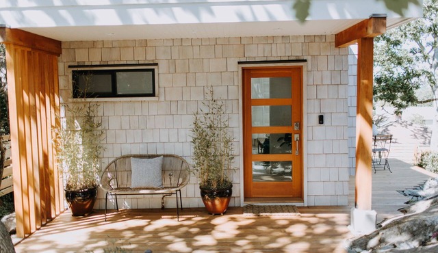 A Private Modern Cottage: Surrounded by nature in the heart of the city