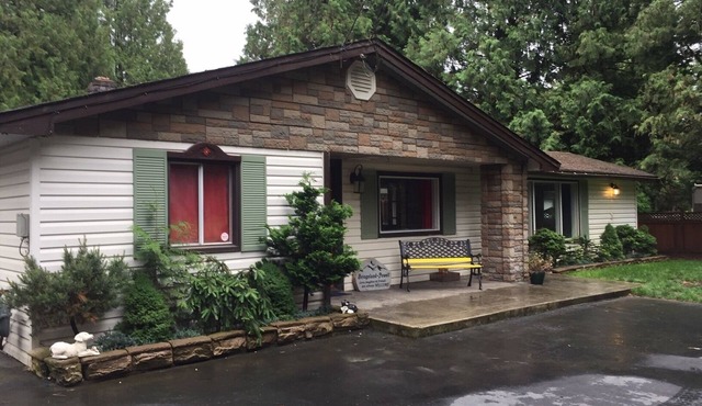 A true lakefront retro cottage with a mountain view. Pet and kid friendly!