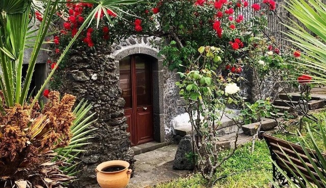 A True Sicilian guesthouse with Pool on Mt. Etna, perfect for Families & Groups.