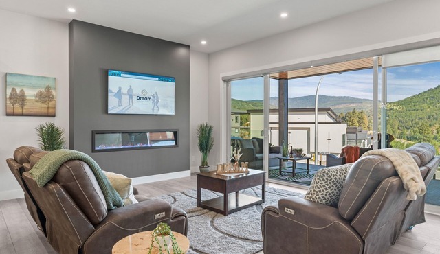 Above It All - 3 Bedroom, 2 Bath Upper Suite