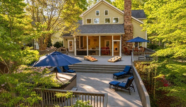 Absolute Dream, Prime Location: Pool Table & Sauna