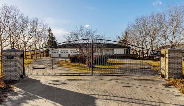 Acreage | 3 King Beds + Ensuites | Fireplace | AC