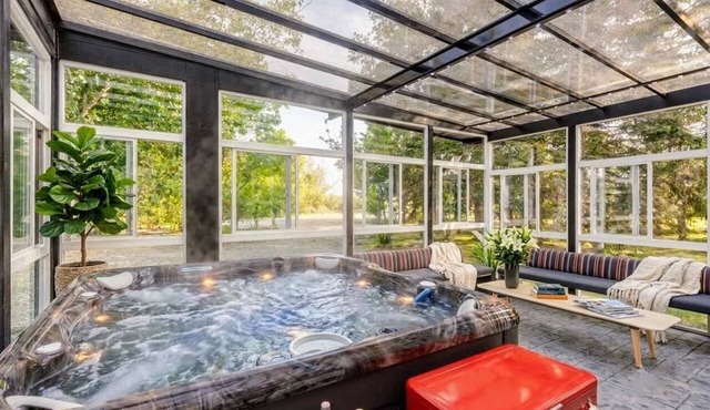 Acreage, Hot Tub, AC, Pool Table, Sauna, King Beds
