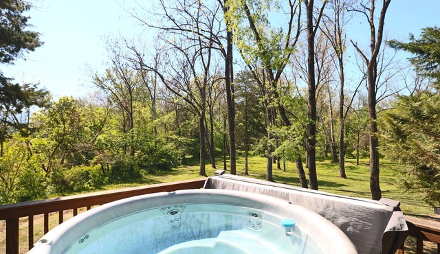 Adorable river front cabin ,with hot tub on the River