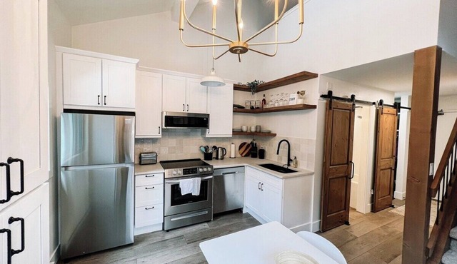 Adventure Awaits: Cozy 2-Bedroom Loft Steps from Ski Lifts and Toby Creek