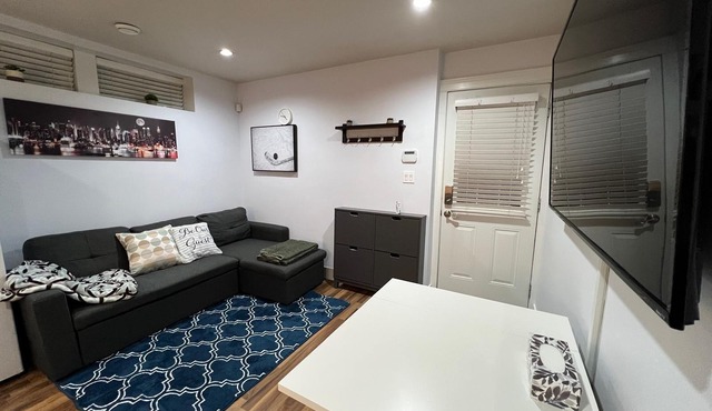Affordable, clean, spacious, private guest suite 2 bedrooms+sofa bed/1 full bath