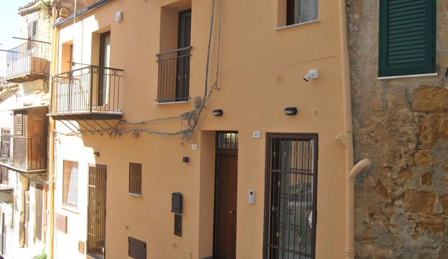 Agrigento Centre - 1-bed Apartment - Sleeps 4