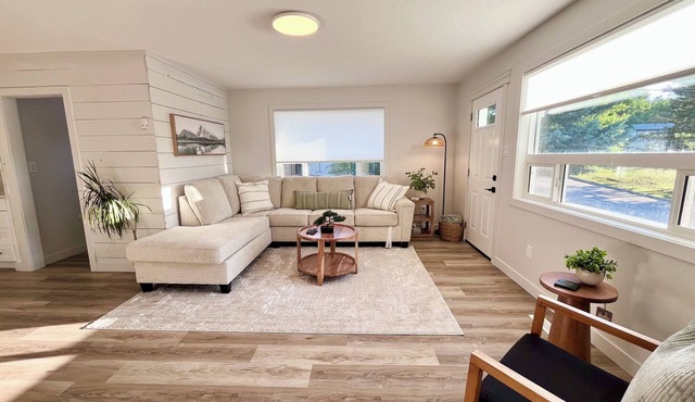 Alpine Escape-Completely Renovated Home, 20 minutes from Jasper Park Gates