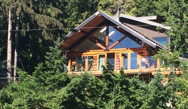 Amazing views, waterfront, luxury log cabin close to slopes 3 BR, 2 bath