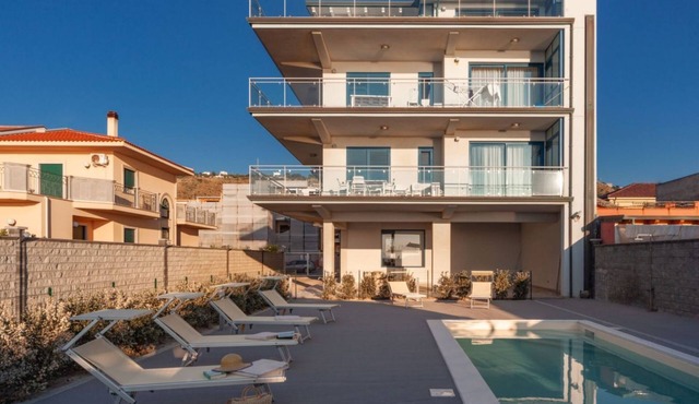 Ambra - 1-bedroom apartment with large lateral sea view terrace and pool in the garden