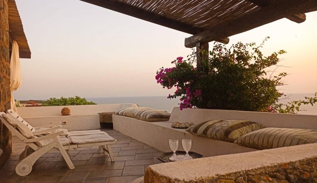 'Antico Dammuso Al Tramonto' with Sea View and Private Garden