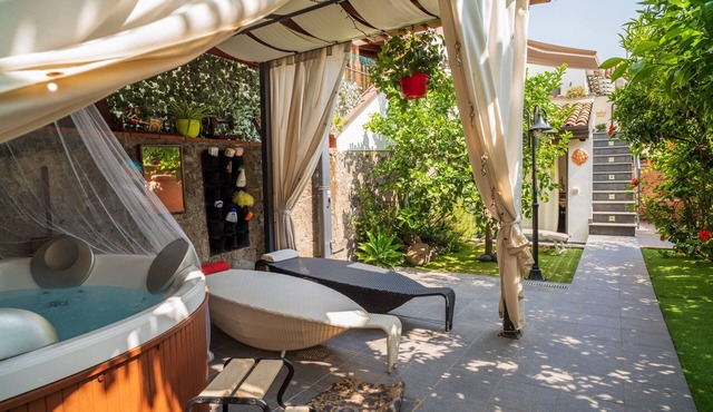 Apartment 'A Ugghia- I Mori': Shared Garden & Hot Tub, Wi-Fi & Air Conditioning