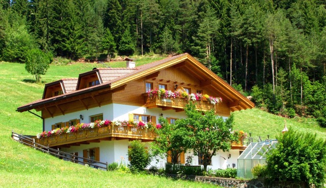 Apartment 'Bergblick - Lärche' with Mountain View, Garden & Wi-Fi
