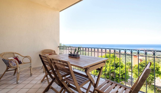 Apartment 'Due Passi Dal Mare' with Sea View, Private Garden and Air Conditioning