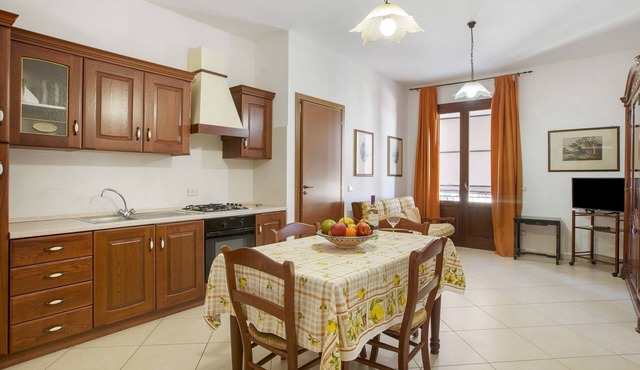 Apartment 'Giallo' with Terrace, Wi-Fi and Air Conditioning