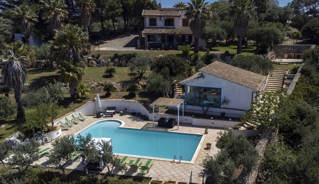 Apartment "Il Carrubo" with Sea View, Shared Pool, Wi-Fi, A/C & Terrace