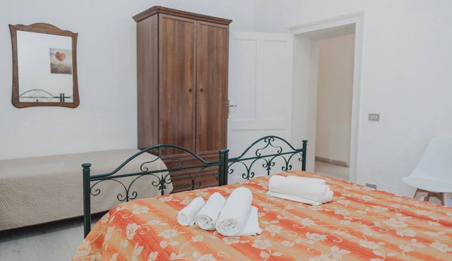 Apartment in garden a few steps from the sea from the historic centre