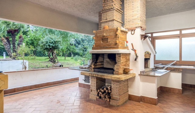 Apartment 'In Villa Con Piscina' with Shared Pool, Wi-Fi and Air Conditioning