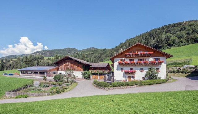 Apartment "Oberglarzhof Kirsch" with Mountain View, Garden & Wi-Fi
