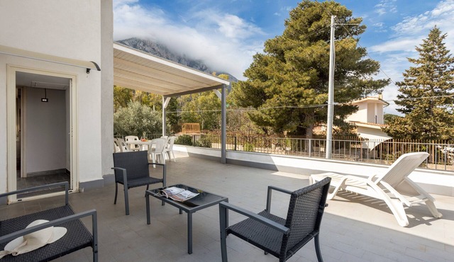 Apartment "Pozzillo House 500 m dal Mare" with Garden & Wi-Fi