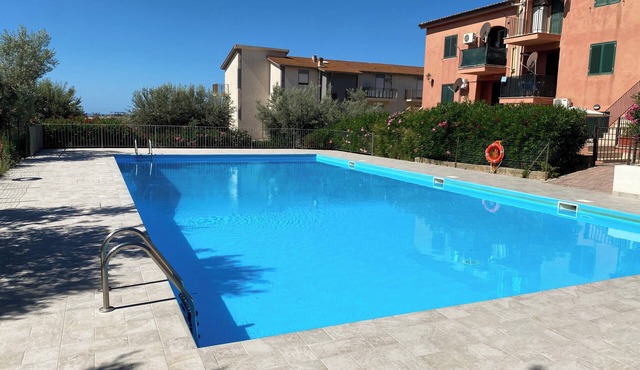 Apartment - Sleeps 3 & swimming pool