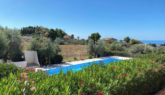Apartment - Sleeps 3 & Swimming Pool