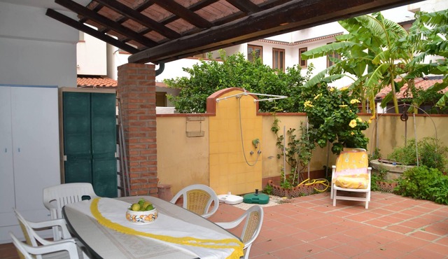 Apartment with garden and WiFi 50 meters from the sea