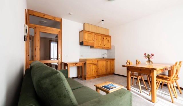 Apartment with pool, WIFI, TV, terrace, pets allowed, panoramic view, close to Riva Del Garda
