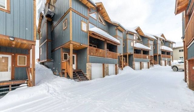 Apex Ski-in/Ski-Out Townhome w/hot tub!