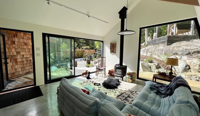 Architect designed rustic modernist home 5 min walk to beach and cafe