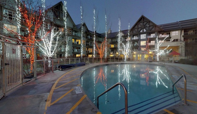 Aspens #355 Prime Ski-in Ski-out Location! Pool, Hot tubs, BBQ, sleeps 4