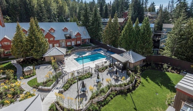 At the base of Whistler Mtn in Creekside | Cozy Gas Fireplace | Newly renovated pool & hot tub