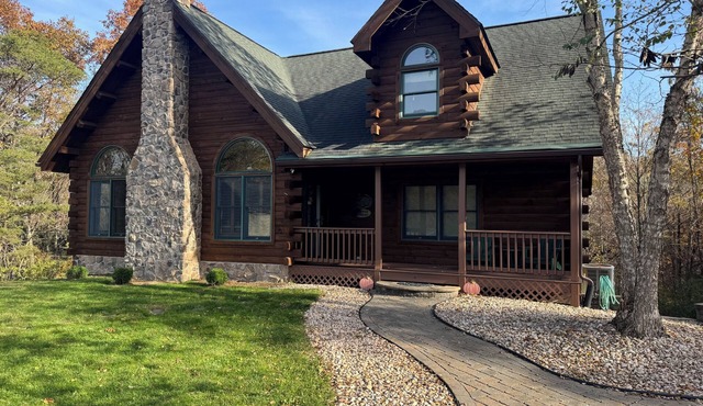 Authentic Log Cabin Getaway w/Private Hot Tub