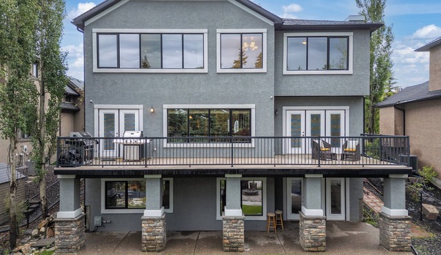 BASEMENT/3 BEDROOM/SLEEPS 12/COLD KITCHEN/FULL WALK OUT BASEMENT