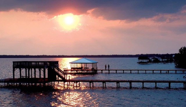 Bay Tree Lake Waterfront Home near White Lake NC sleeps 12