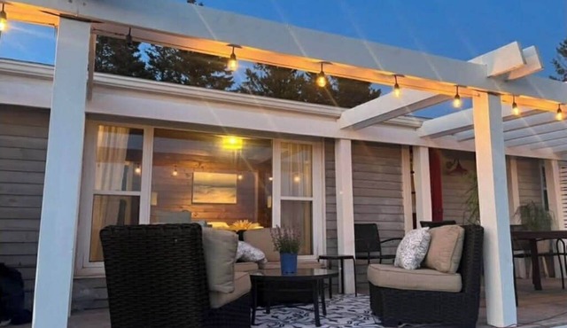 Bayview Sunset Cottage - Spectacular Water View and Sunsets near Cavendish Beach