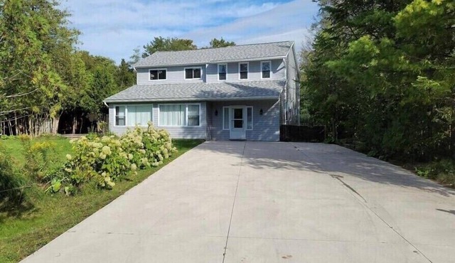 Beach Cottage, walking distance to Sauble. 3 bedroom, 2 bath